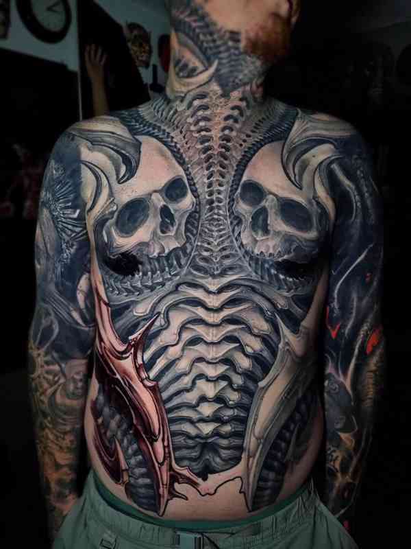 Never Say Die - Tattoo Studio Croydon · Award Winning Tattoo - foto 3