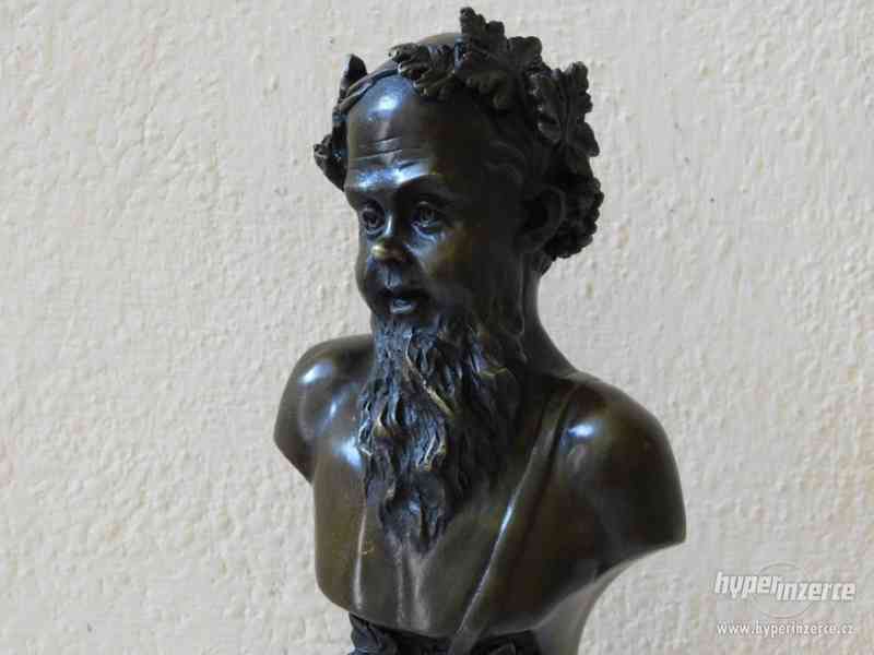 Bůh vína a potěšení - bronzová socha na mramoru - foto 5