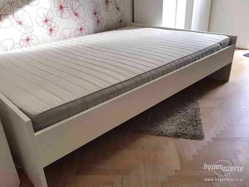 Bílá, elegantní postel 140x200 s matrací a lamelovým roštem - foto 1