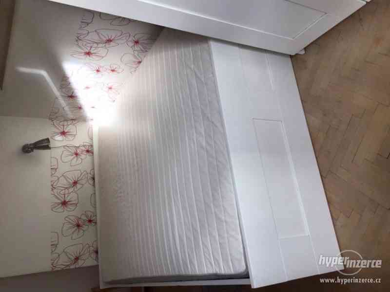 Bílá, elegantní postel 140x200 s matrací a lamelovým roštem - foto 2