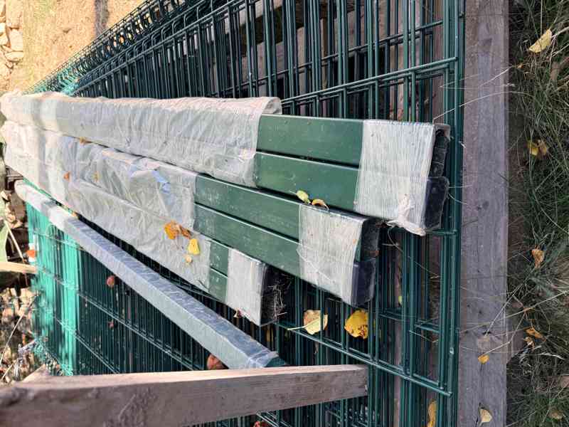 Plotový komplet LARIO – panely, sloupky a podhrabové desky - foto 2