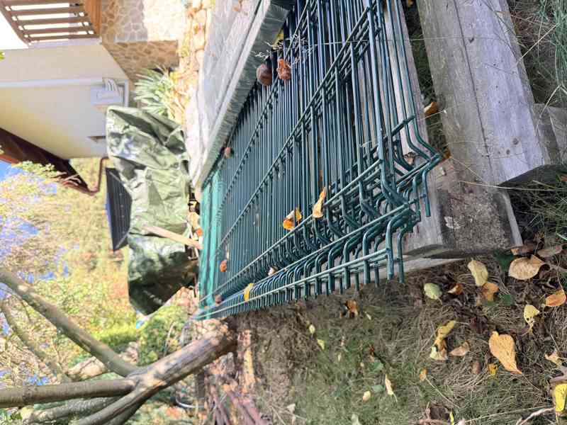Plotový komplet LARIO – panely, sloupky a podhrabové desky - foto 3