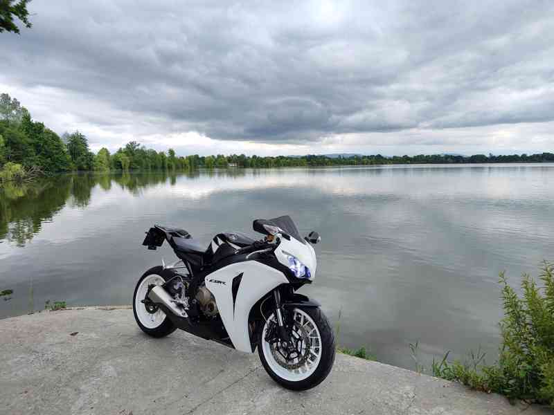 Honda CBR1000RR Fireblade, najeto 32 tkm - foto 13