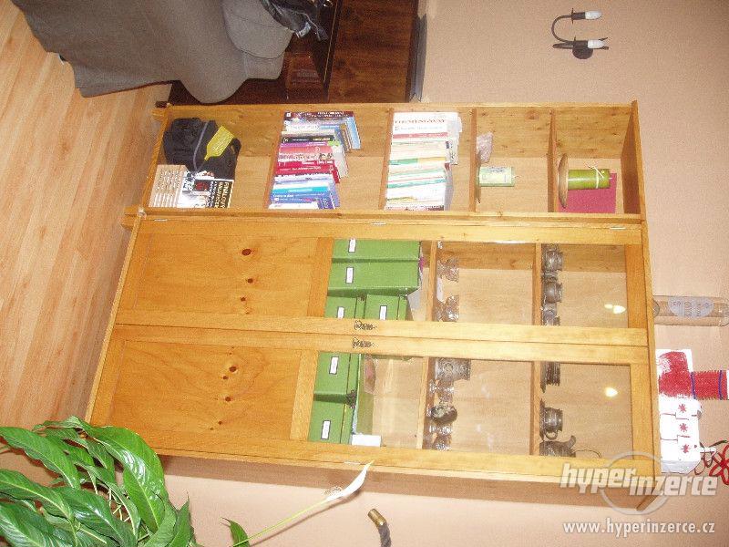 Dřevěná prosklená skříň - foto 2