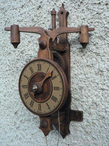 Dřevěné hodiny s lihýřem, lihýřové hodiny - foto 1