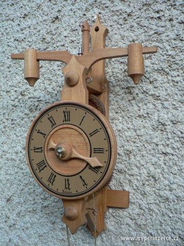 Dřevěné hodiny s lihýřem, lihýřové hodiny - foto 2