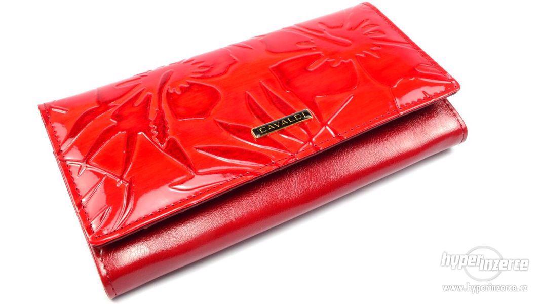 Červená peněženka dámská s nezvyklým motivem květin - foto 1