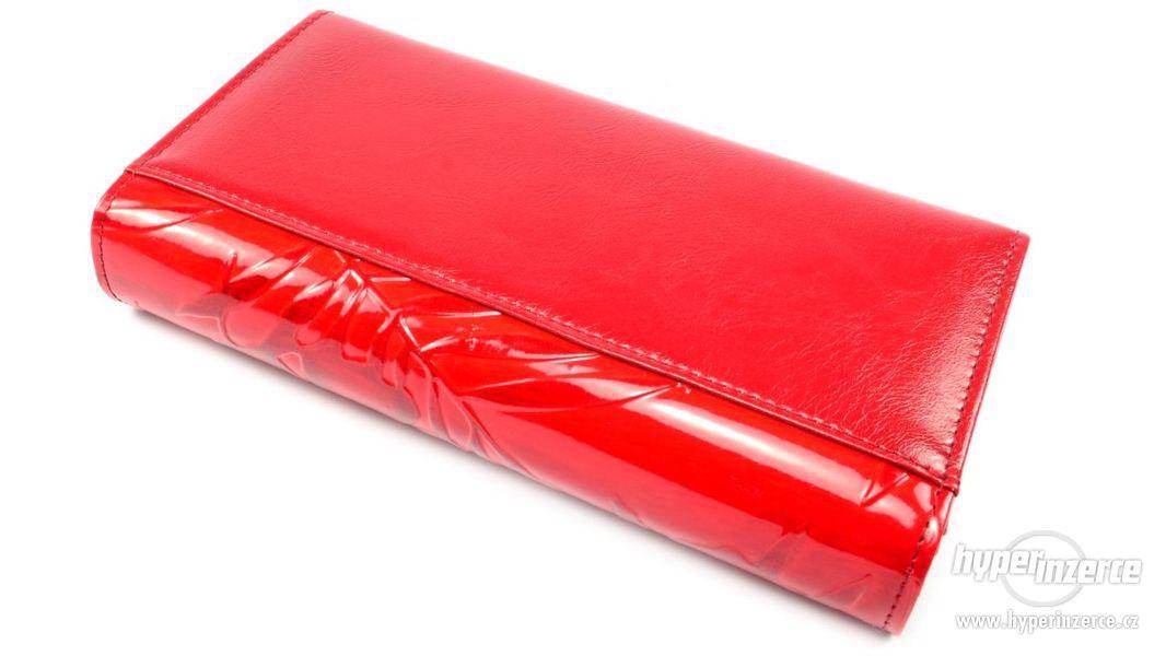 Červená peněženka dámská s nezvyklým motivem květin - foto 3