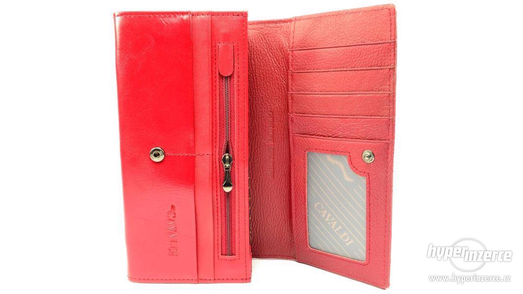 Červená peněženka dámská s nezvyklým motivem květin - foto 5