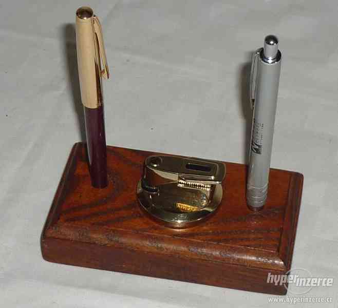 Zapalovač a držák pro dvě tužky na stůl - foto 4