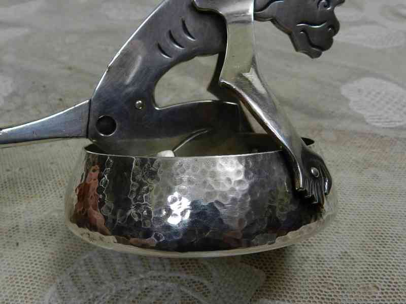 Zajímavý tepaný Popelník Miska na doutníky Opice  - foto 3