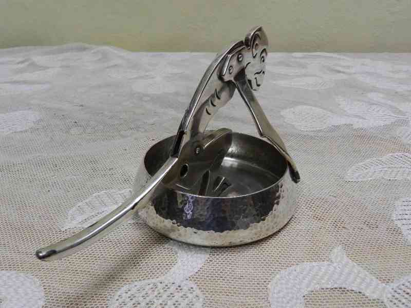 Zajímavý tepaný Popelník Miska na doutníky Opice  - foto 5