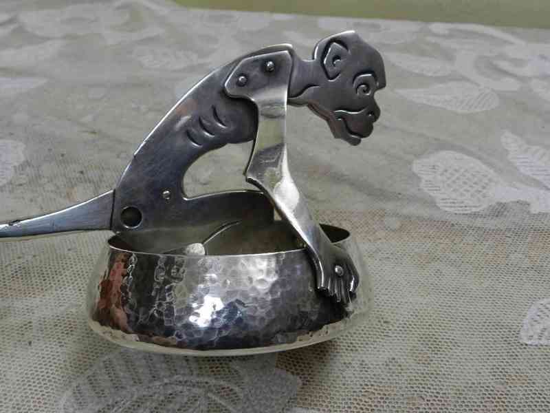 Zajímavý tepaný Popelník Miska na doutníky Opice  - foto 2