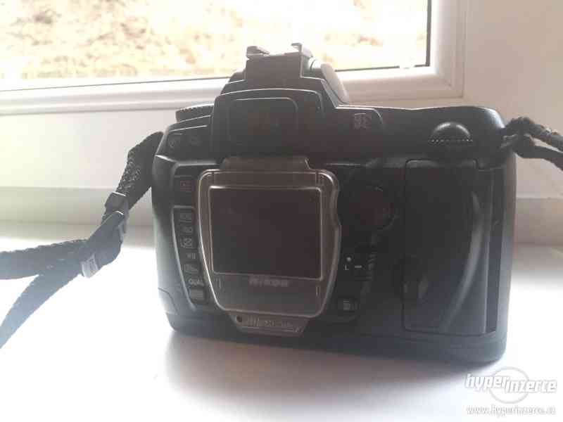 Nikon D70 s objektivem AF-S Nikkor 18-55mm 1:3.5-5.6G VR - foto 4
