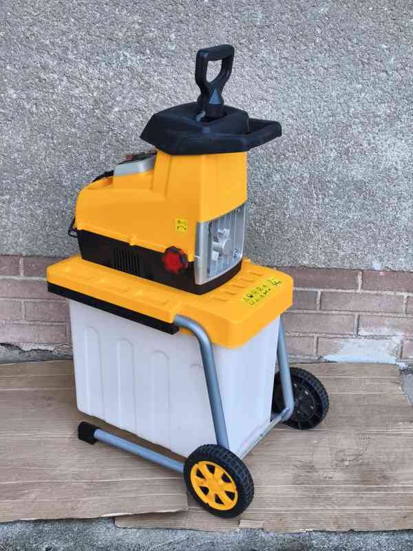 Prodám elektrický tichý Válcový drtič Riwall PRO -2800 W.