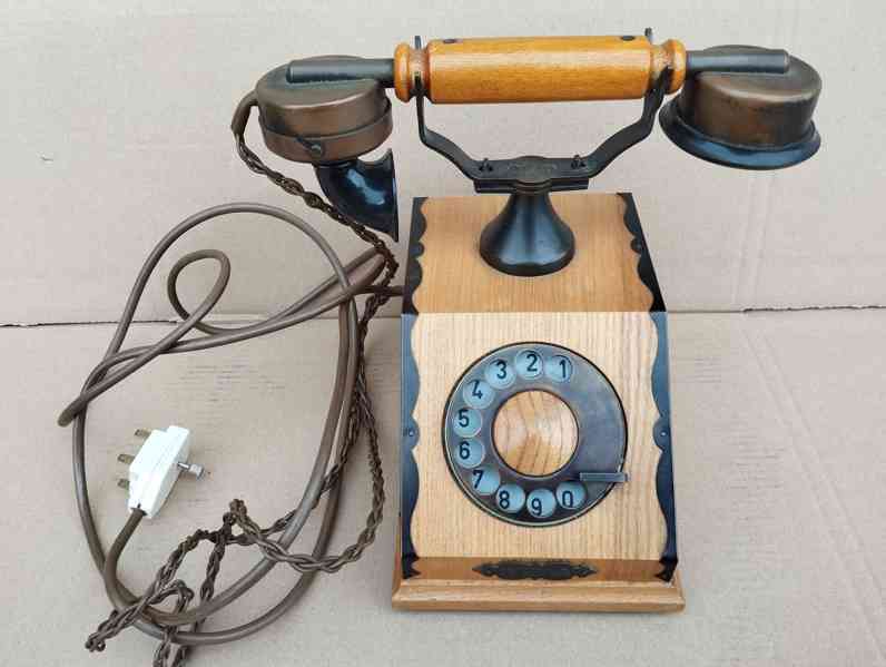 Starý telefon TESLA typ CS20, rok 1980 
