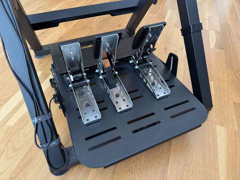 Volant a kompletní vybavení pro hraní automobilových PC her - foto 5