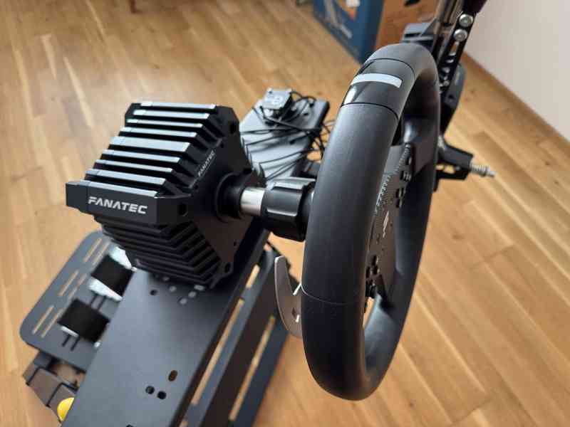 Volant a kompletní vybavení pro hraní automobilových PC her - foto 3