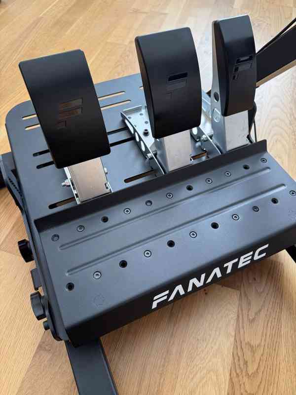 Volant a kompletní vybavení pro hraní automobilových PC her - foto 4