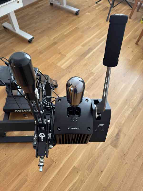 Volant a kompletní vybavení pro hraní automobilových PC her - foto 2