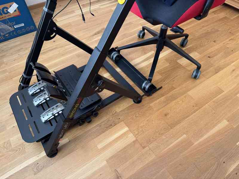 Volant a kompletní vybavení pro hraní automobilových PC her - foto 6