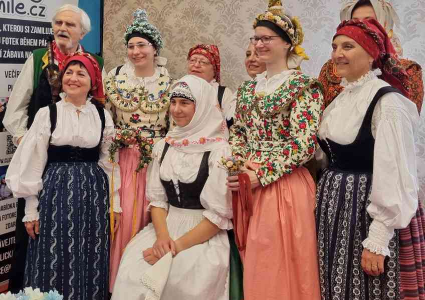 HLEDÁME ZPĚVAČKY