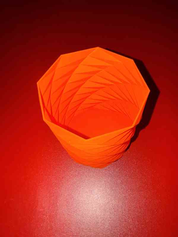 Designový stojánek na tužky – geometrický - foto 4