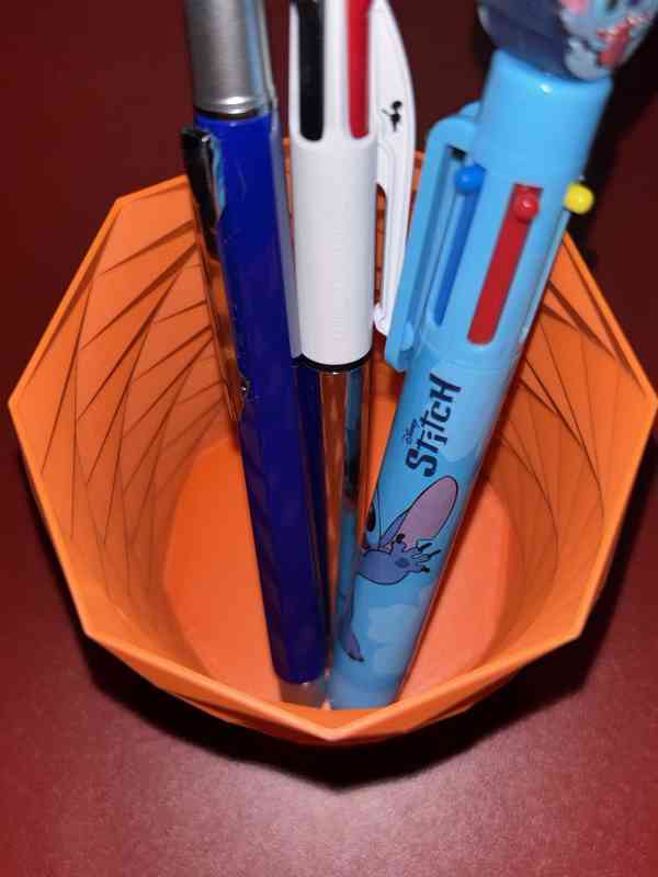 Designový stojánek na tužky – geometrický - foto 3