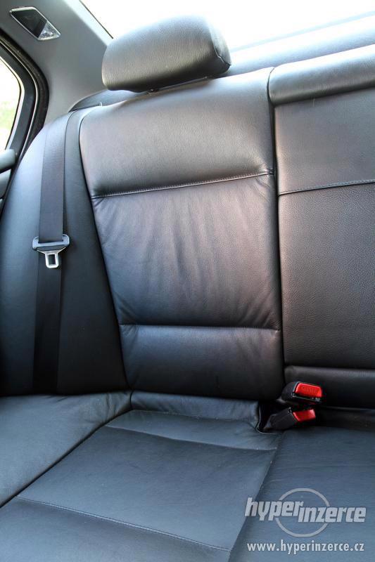 BMW E46 330i 170 kW sedan (2001): 17" alu, kůže, klima - foto 14