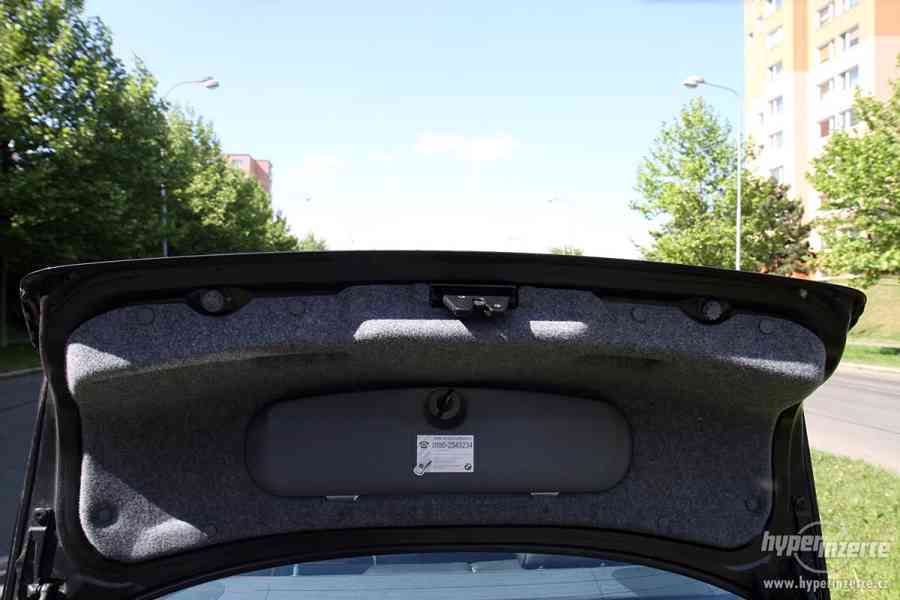 BMW E46 330i 170 kW sedan (2001): 17" alu, kůže, klima - foto 17