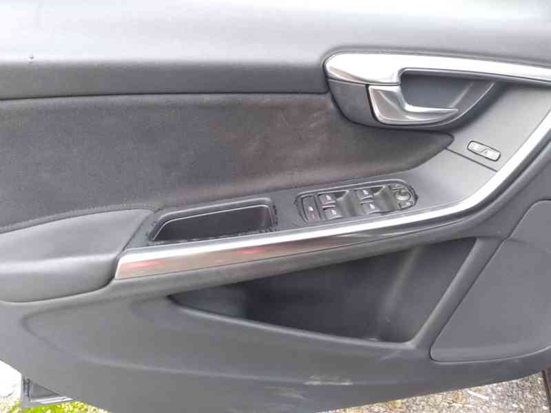 VOLVO V60 D3 2.0D MANUÁL,NAVI,AC, DPH - foto 32