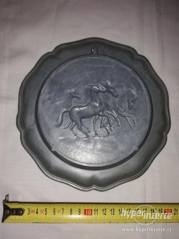 Kovový talíř s koňmi - foto 2