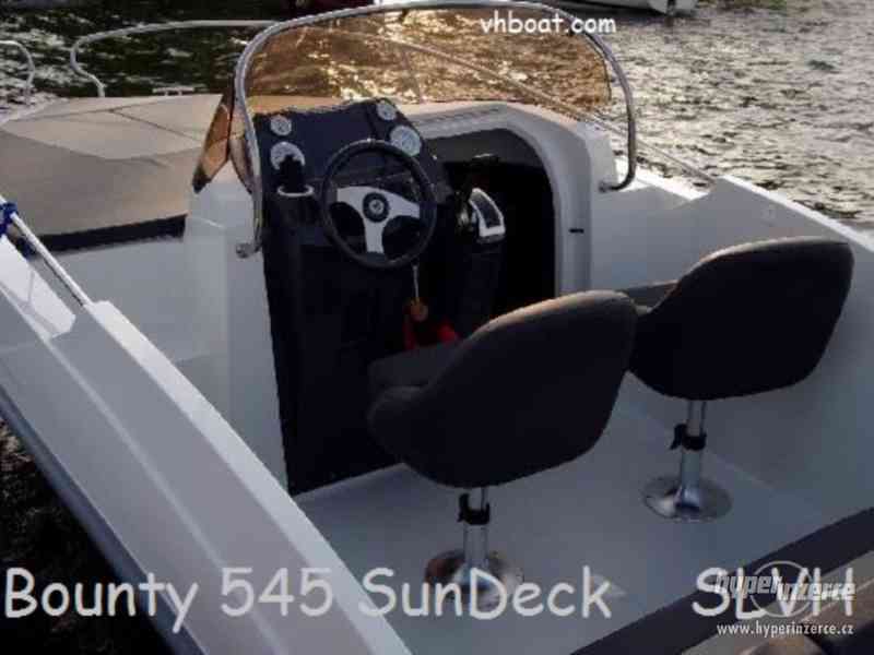 Motorový kajutový člun Bounty 545 SunDeck - foto 10