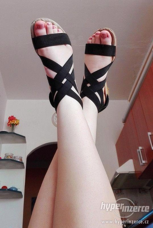 Velmi nošené černé sandálky, vel 37 - foto 2
