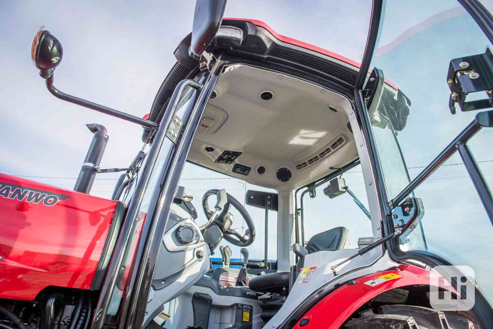 Prodam traktor HANWO HWB 604C, STAGE V, pohodlná kabina  - foto 1