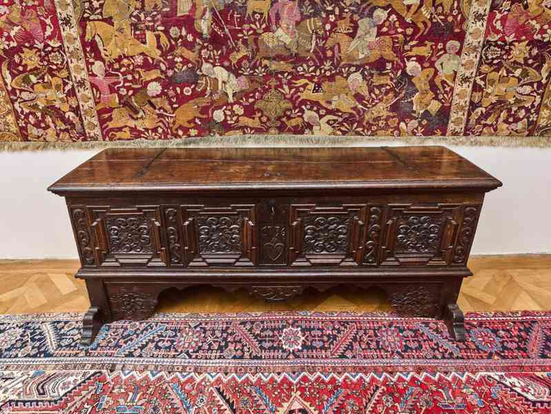 Německá dubová truhla Westfálsko, datovaná 1736