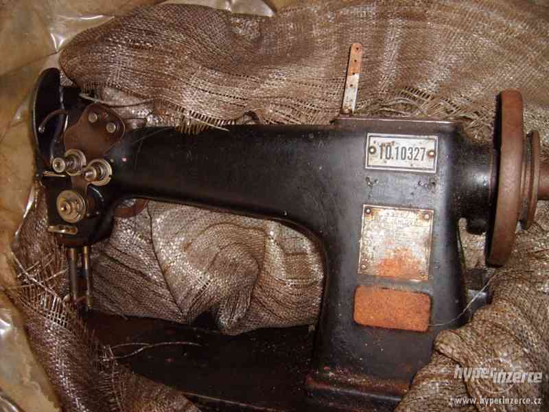 Baťův starý průmyslový šicí stroj - foto 1