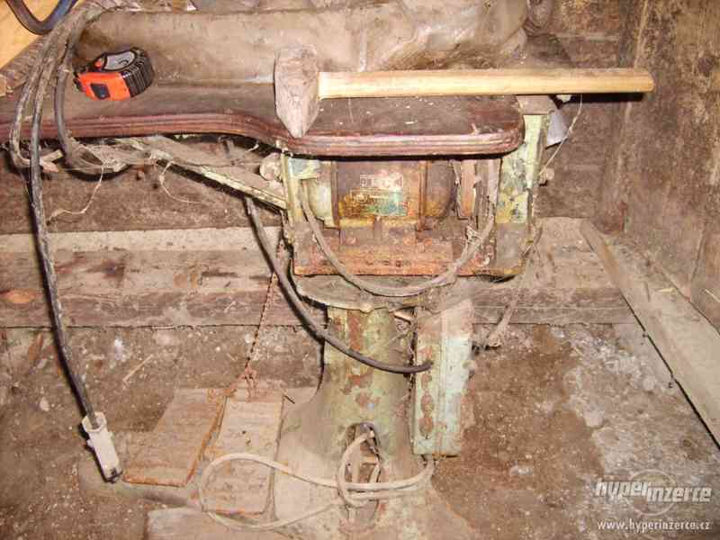 Baťův starý průmyslový šicí stroj - foto 2