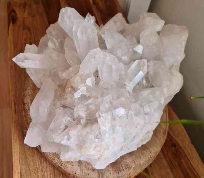 Výjimečný přírodní křišťálový solitér v tvaru srdce – 27 kg - foto 3