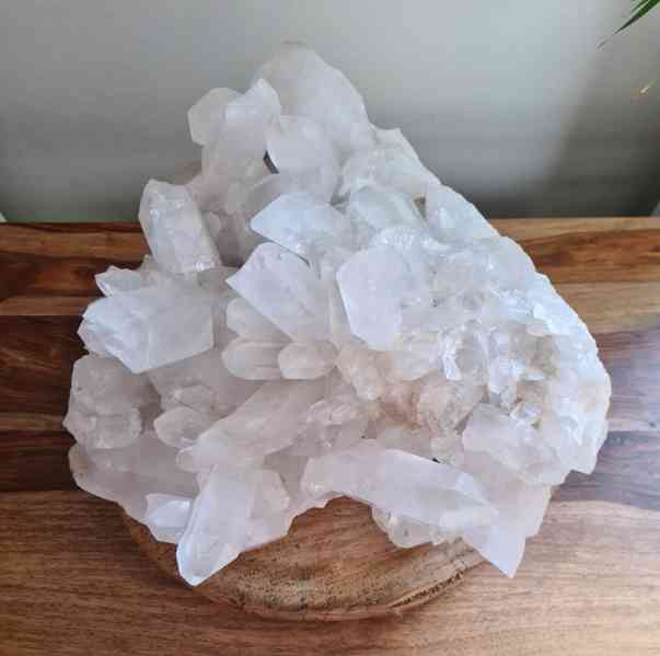 Výjimečný přírodní křišťálový solitér v tvaru srdce – 27 kg