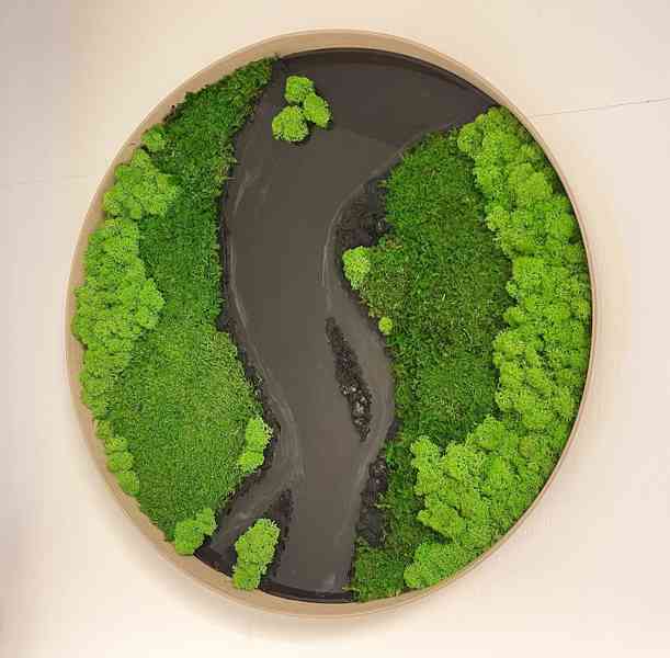 Kulatý mechový obraz s pryskyřicí - černá řeka - dřevěný rám - foto 1