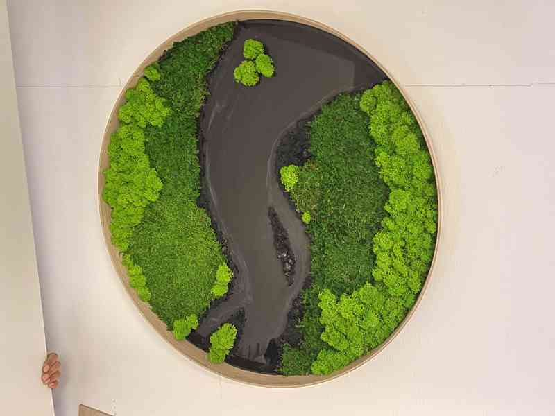 Kulatý mechový obraz s pryskyřicí - černá řeka - dřevěný rám - foto 2
