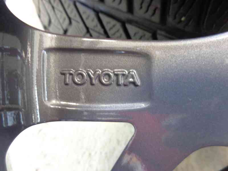 Toyota Corolla nove R17 lita kola + zimny pneu gratis - foto 4