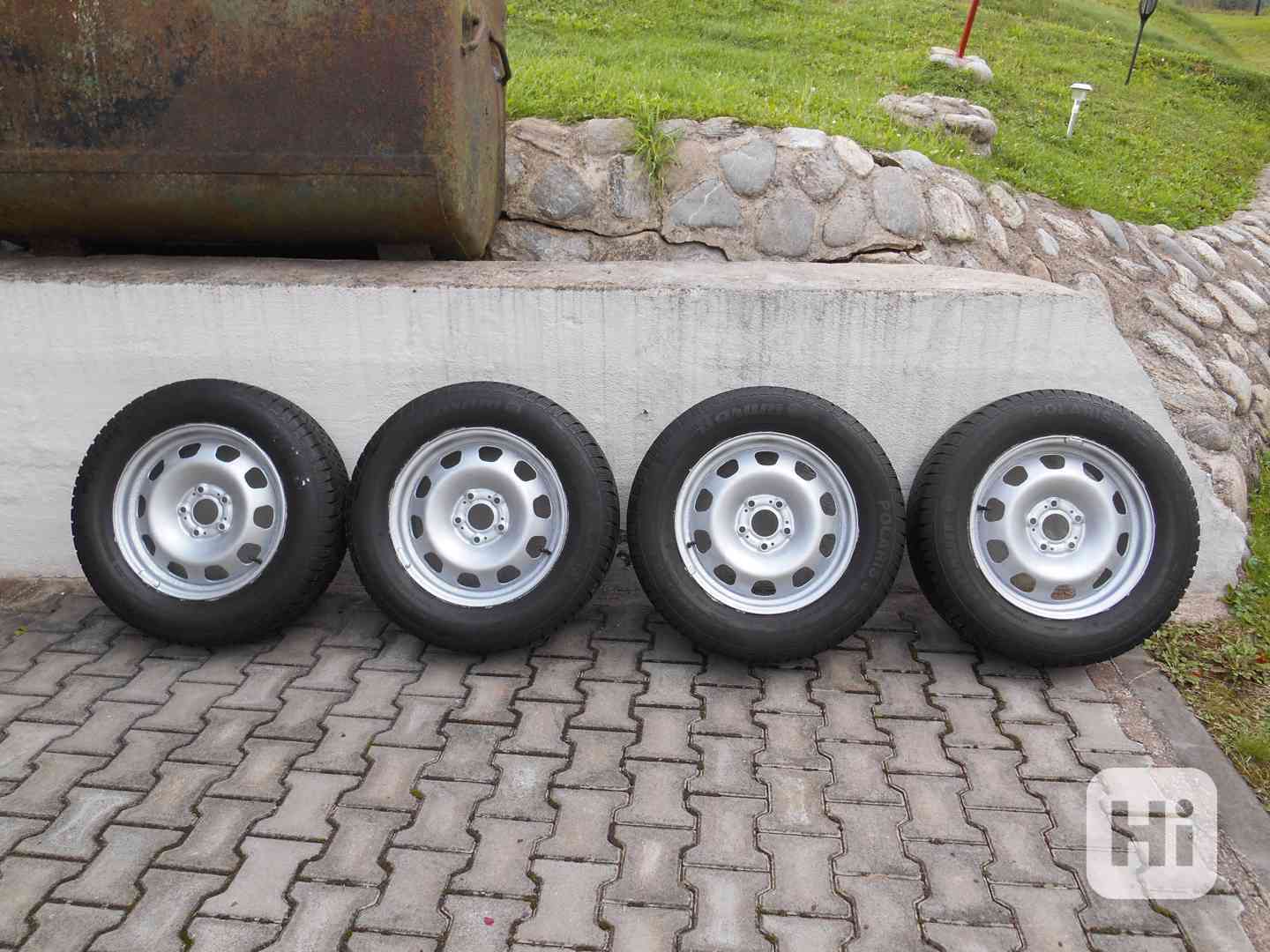 Prodám 4 ks zimní pneu 215/65 R16 na plechovém disku - foto 1