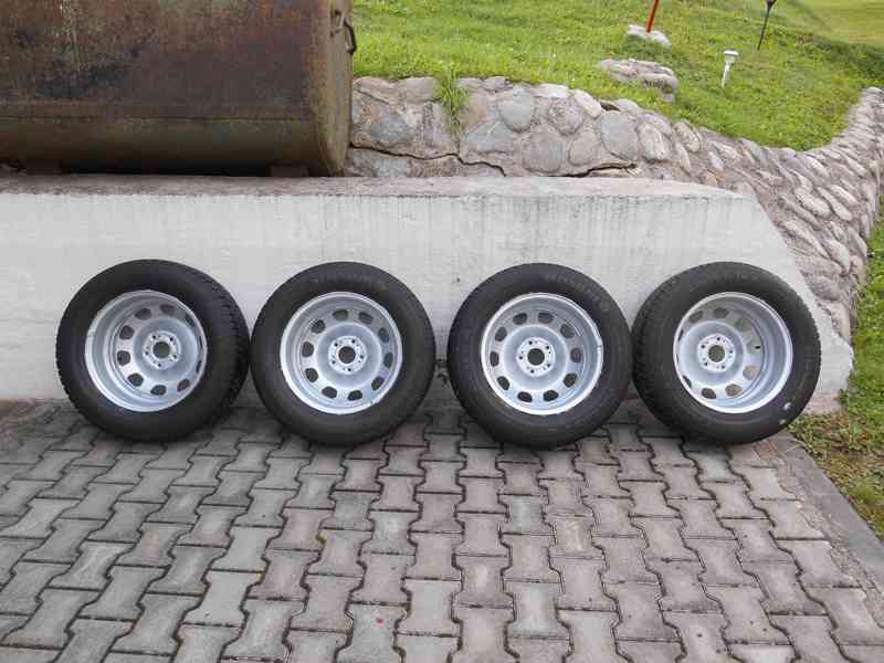 Prodám 4 ks zimní pneu 215/65 R16 na plechovém disku - foto 2