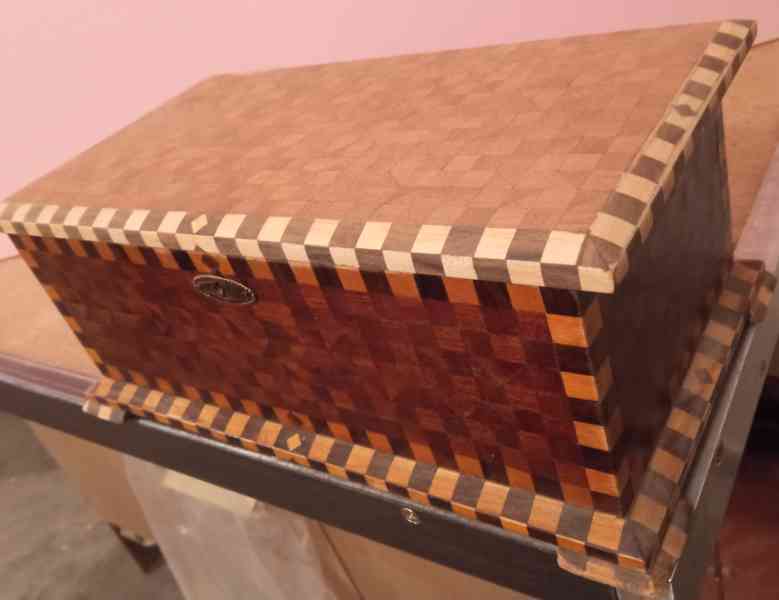 Dřevěná skříňka na cennosti