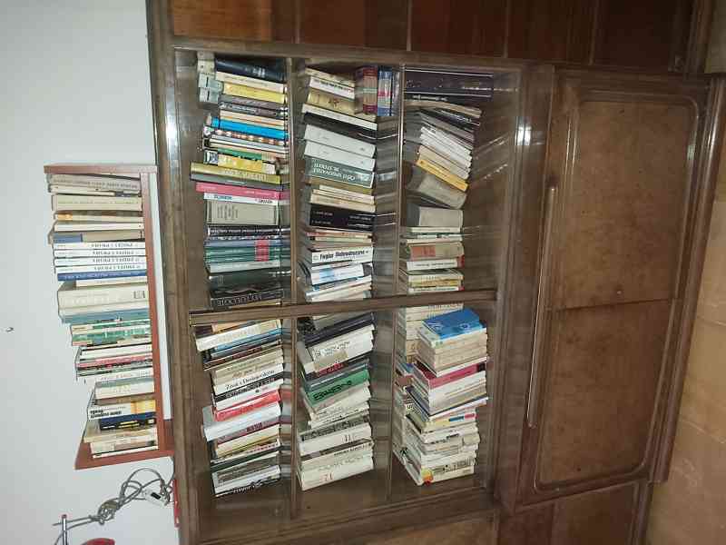 Kredenc z leštěného dubového masivu  dám za odvoz