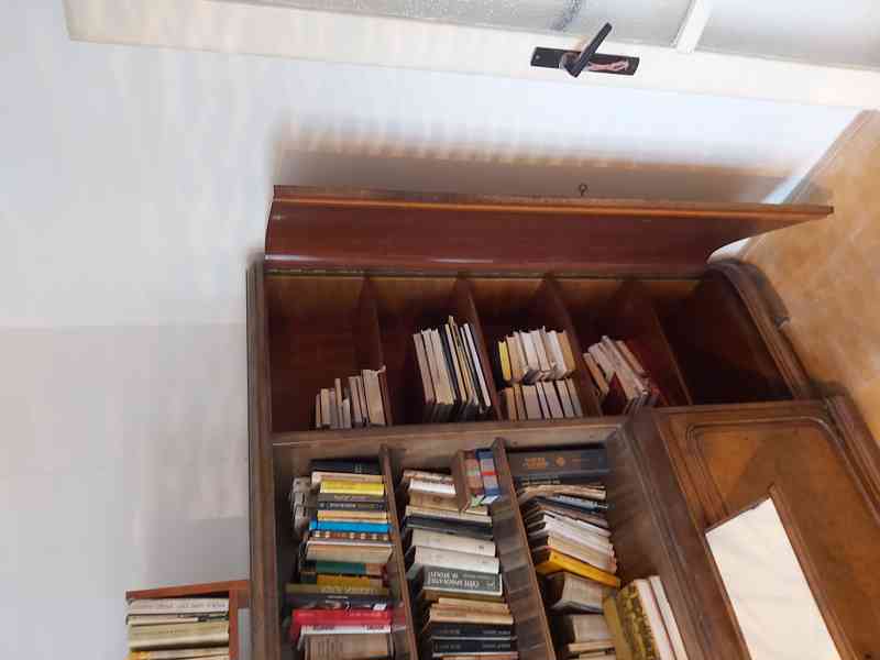 Kredenc z leštěného dubového masivu  dám za odvoz - foto 3