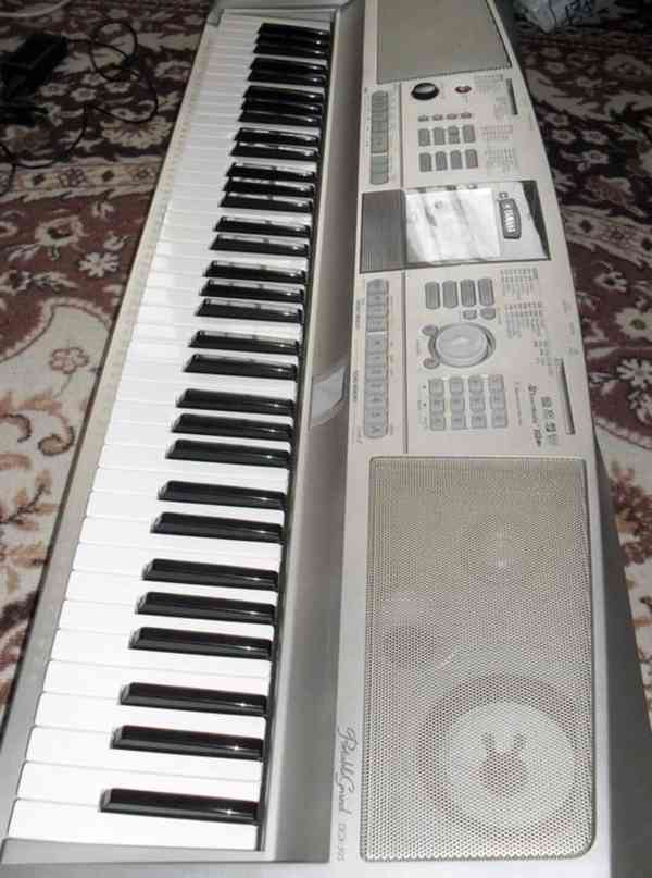 Yamaha Portable Grand DGX 305 - foto 5