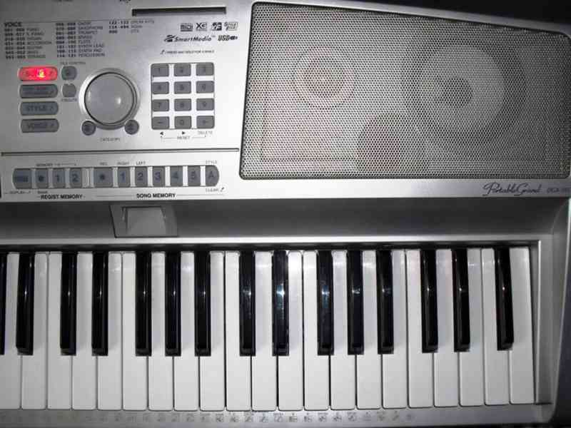 Yamaha Portable Grand DGX 305 - foto 4
